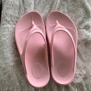 Oofos women’s flip flops